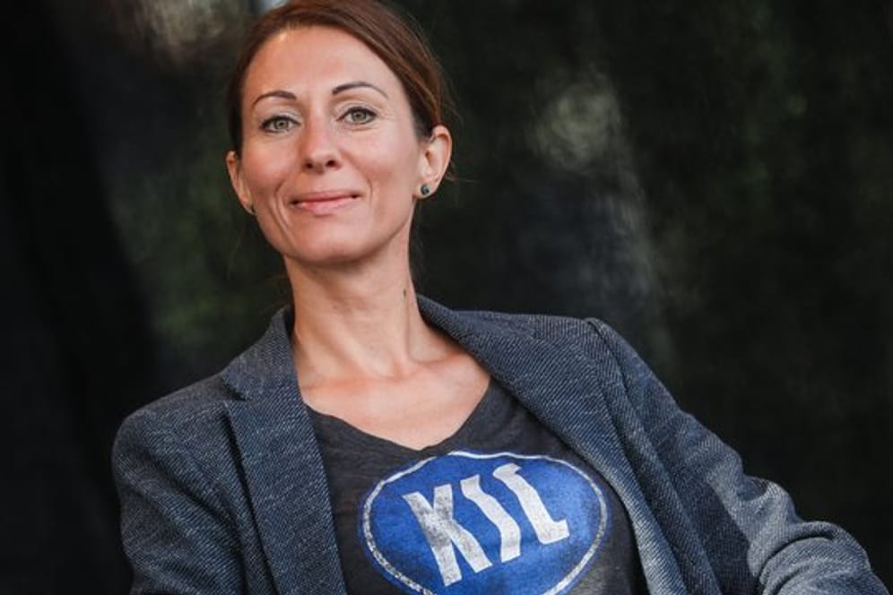 Dorothee Augustin im KSC-Shirt: Sie will Präsidentin des Traditionsklubs werden.