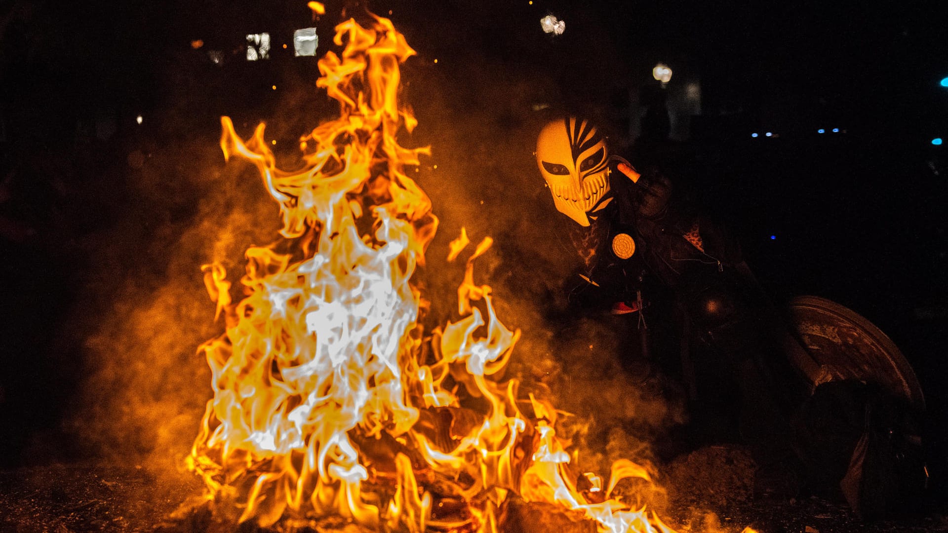 Demonstranten haben vor dem Bundesgericht Mark O. Hatfield in Portland ein Feuer entzündet.