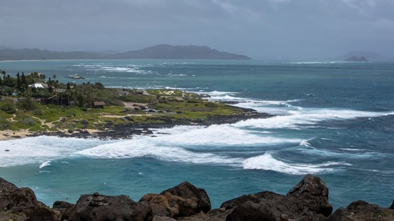 Hohe Wellen brechen an der Küste von Oahu.