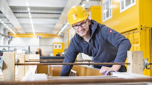 Muss der Beton viel aushalten, wird er mit Stahl verstärkt: Norman Zlatnik kümmert sich als angehender Betonbauer im Werk seines Ausbildungsbetriebs um Stahlbetonfertigteile.