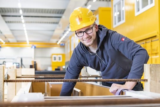 Muss der Beton viel aushalten, wird er mit Stahl verstärkt: Norman Zlatnik kümmert sich als angehender Betonbauer im Werk seines Ausbildungsbetriebs um Stahlbetonfertigteile.