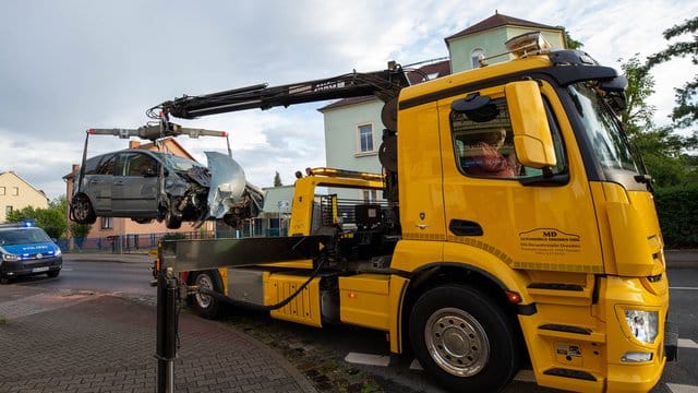 Ein Abschleppwagen transportiert das beschädigte Auto ab. Ein Abschleppwagen transportiert das beschädigte Auto ab.