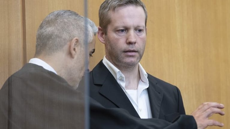 Der Hauptangeklagte im Mordfall Lübcke, Stephan Ernst (r), spricht vor der Sommerpause Anfang Juli mit seinem Verteidiger.