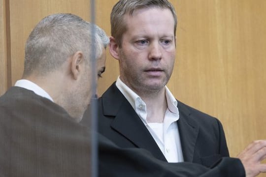 Der Hauptangeklagte im Mordfall Lübcke, Stephan Ernst (r), spricht vor der Sommerpause Anfang Juli mit seinem Verteidiger.