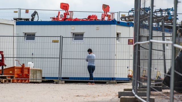 Nach einer Masseninfektion auf dem Bauernhof stehen fast 500 Menschen unter Quarantäne und dürfen das Betriebsgelände nicht mehr verlassen. Nach einer Masseninfektion auf dem Bauernhof stehen fast 500 Menschen unter Quarantäne und dürfen das Betriebsgelände nicht mehr verlassen.