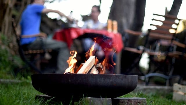 Feuerschalen zaubern in der Abendstimmung ein sanftes Licht.