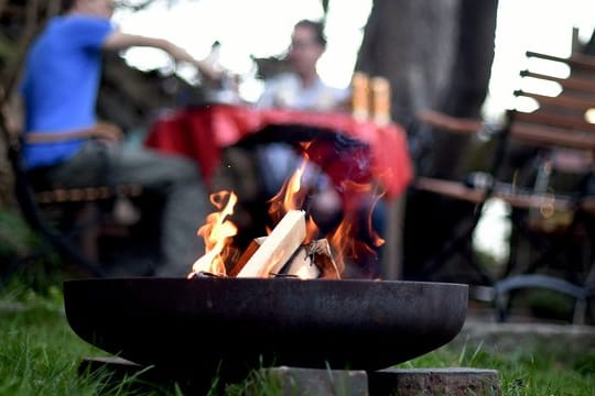 Feuerschalen zaubern in der Abendstimmung ein sanftes Licht.