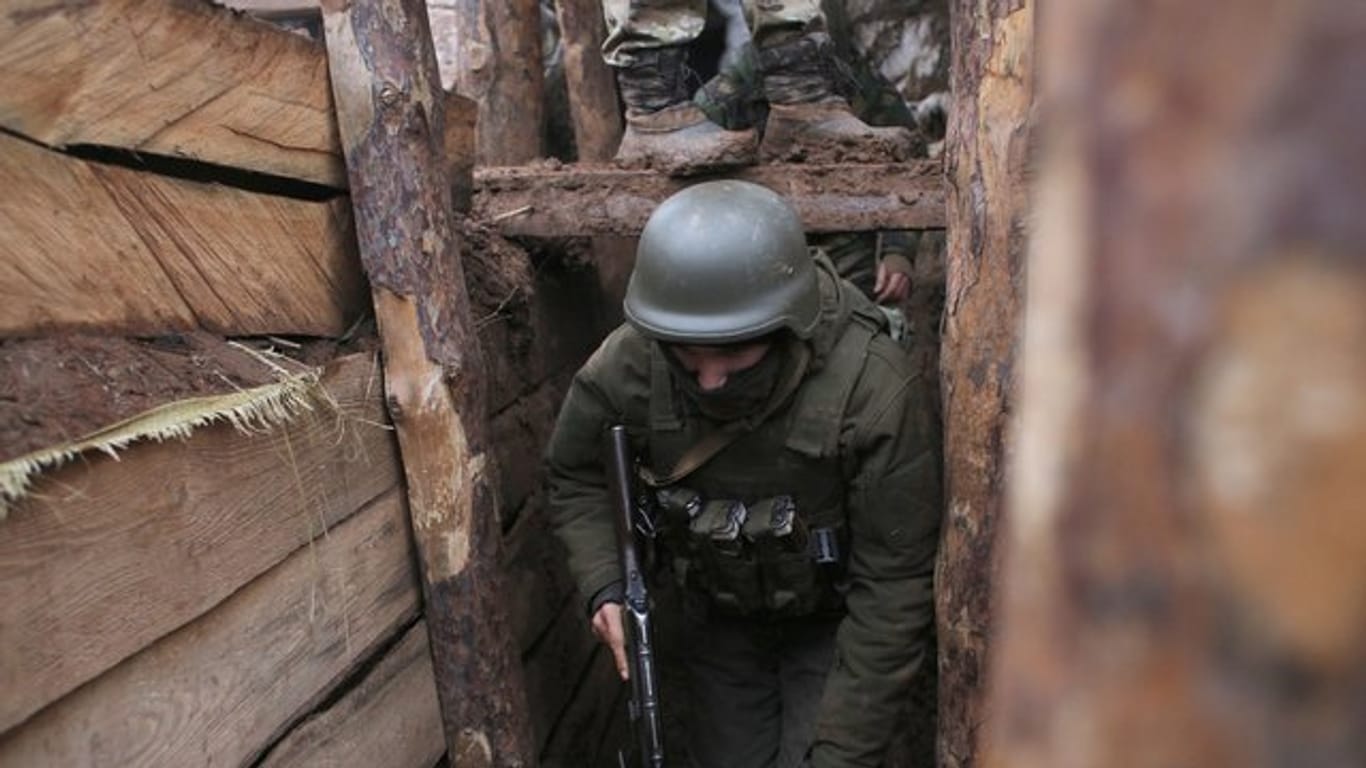 Das Archivbild zeigt einen ukrainischen Soldaten im Dezember 2019 in einem Schützengraben an der Front in der Region Donezk.
