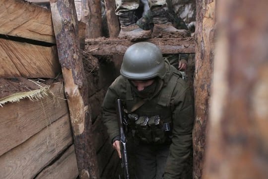 Das Archivbild zeigt einen ukrainischen Soldaten im Dezember 2019 in einem Schützengraben an der Front in der Region Donezk.