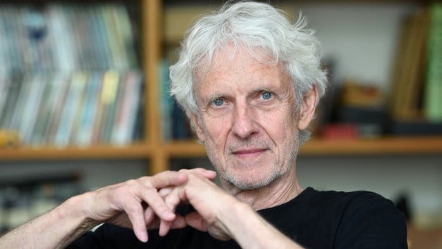 "Ich finde das Leben unheimlich spannend und bin zutiefst dankbar, dass ich so viele Kulturen kennenlernen konnte", sagt Schauspieler Mathieu Carrière.