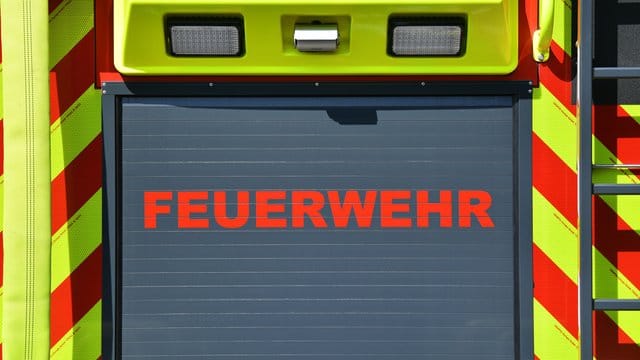 Der Schriftzug "Feuerwehr" ist auf einem Einsatzfahrzeug angebracht: In Berlin-Kreuzberg hat es gebrannt. Der Schriftzug "Feuerwehr" ist auf einem Einsatzfahrzeug angebracht: In Berlin-Kreuzberg hat es gebrannt.