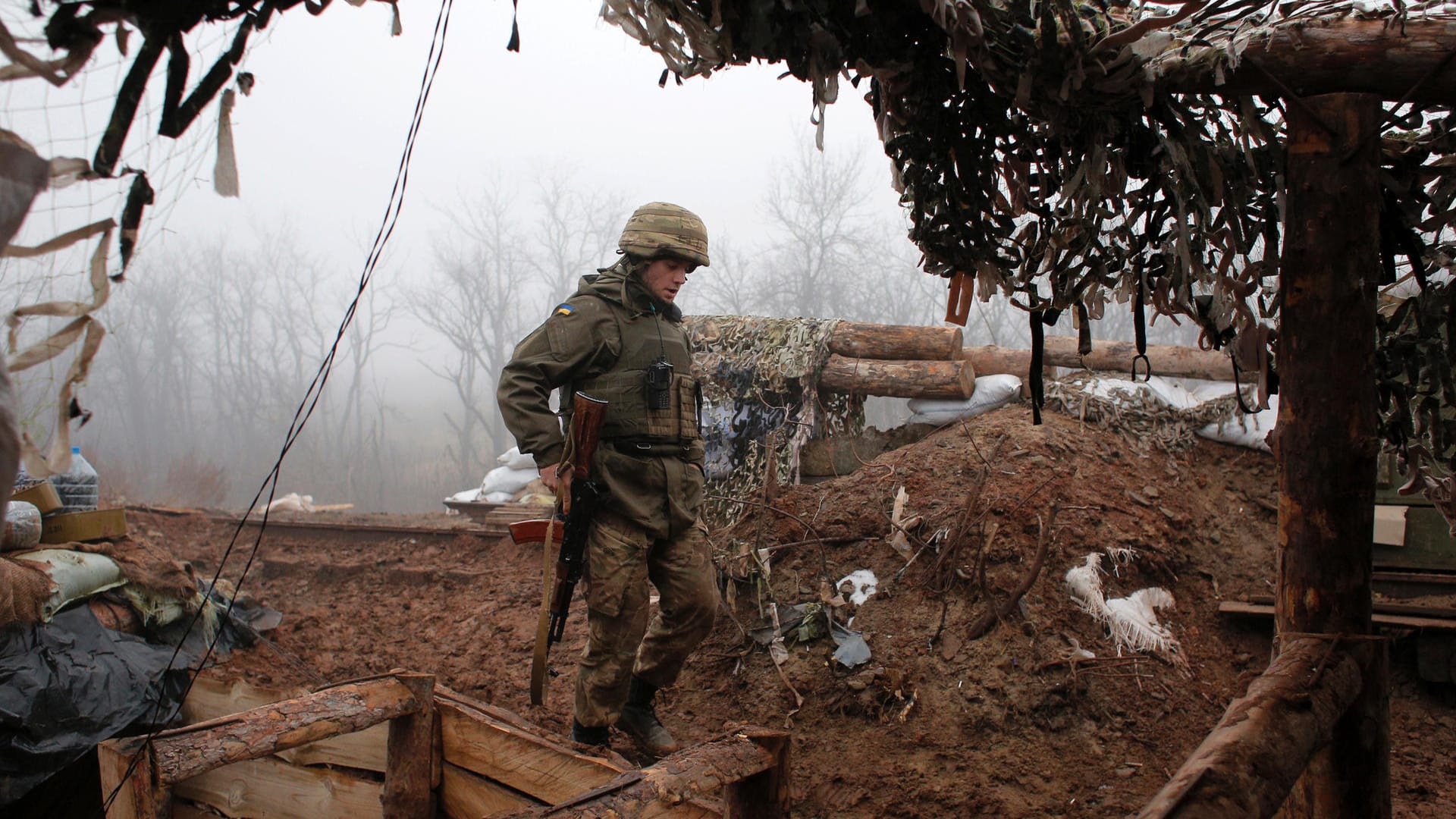 Ein ukrainischer Soldat bringt sich in Stellung an der Frontlinie in der Region Donezk: In der Ostukraine hat eine neue Waffenruhe begonnen.