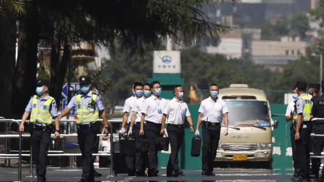 Chinesisches Sicherheitspersonal verlässt das US-Konsulat in Chengdu.