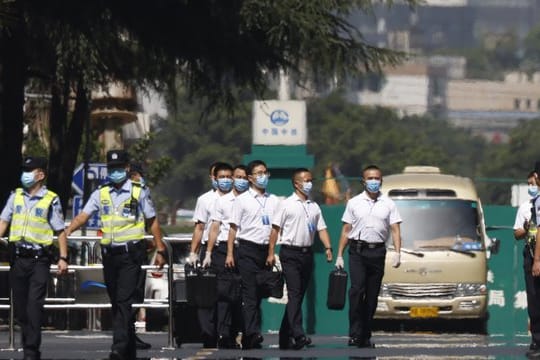 Chinesisches Sicherheitspersonal verlässt das US-Konsulat in Chengdu.
