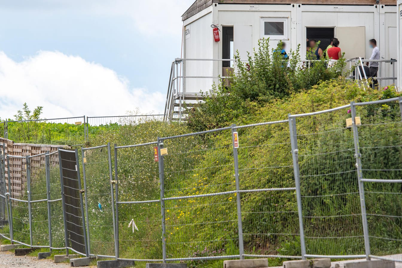 Die Unterkünfte der Erntehelfer sind mit einem Zaun gesichert: Nach einer Corona-Masseninfektion auf dem Hof in Mamming stehen fast 500 Menschen unter Quarantäne.