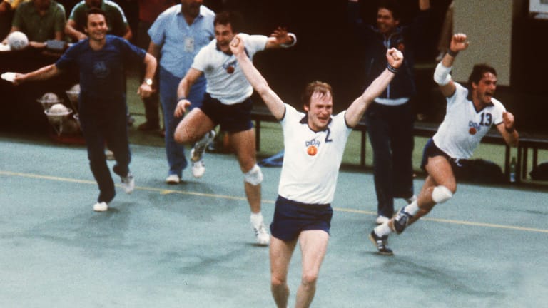 Olympia 1980 in Moskau: Die DDR-Handballer von Trainer Paul Tiedemann (l.) jubeln über den Finalsieg gegen die UdSSR.