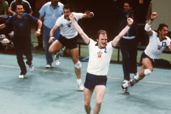 Olympia 1980 in Moskau: Die DDR-Handballer von Trainer Paul Tiedemann (l.) jubeln über den Finalsieg gegen die UdSSR.