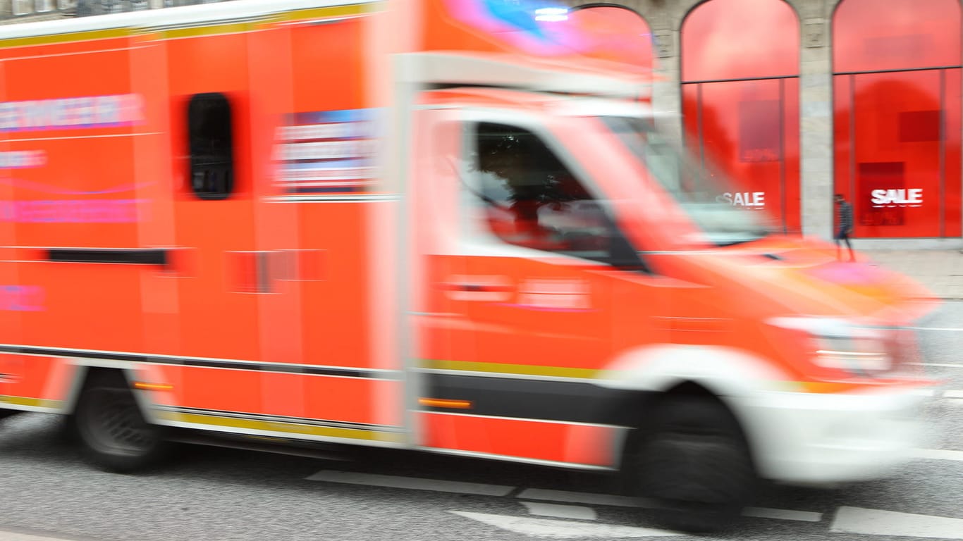 Ein Rettungswagen fährt mit hoher Geschwindigkeit: In Nürnberg ist ein Mann tödlich verunglückt.