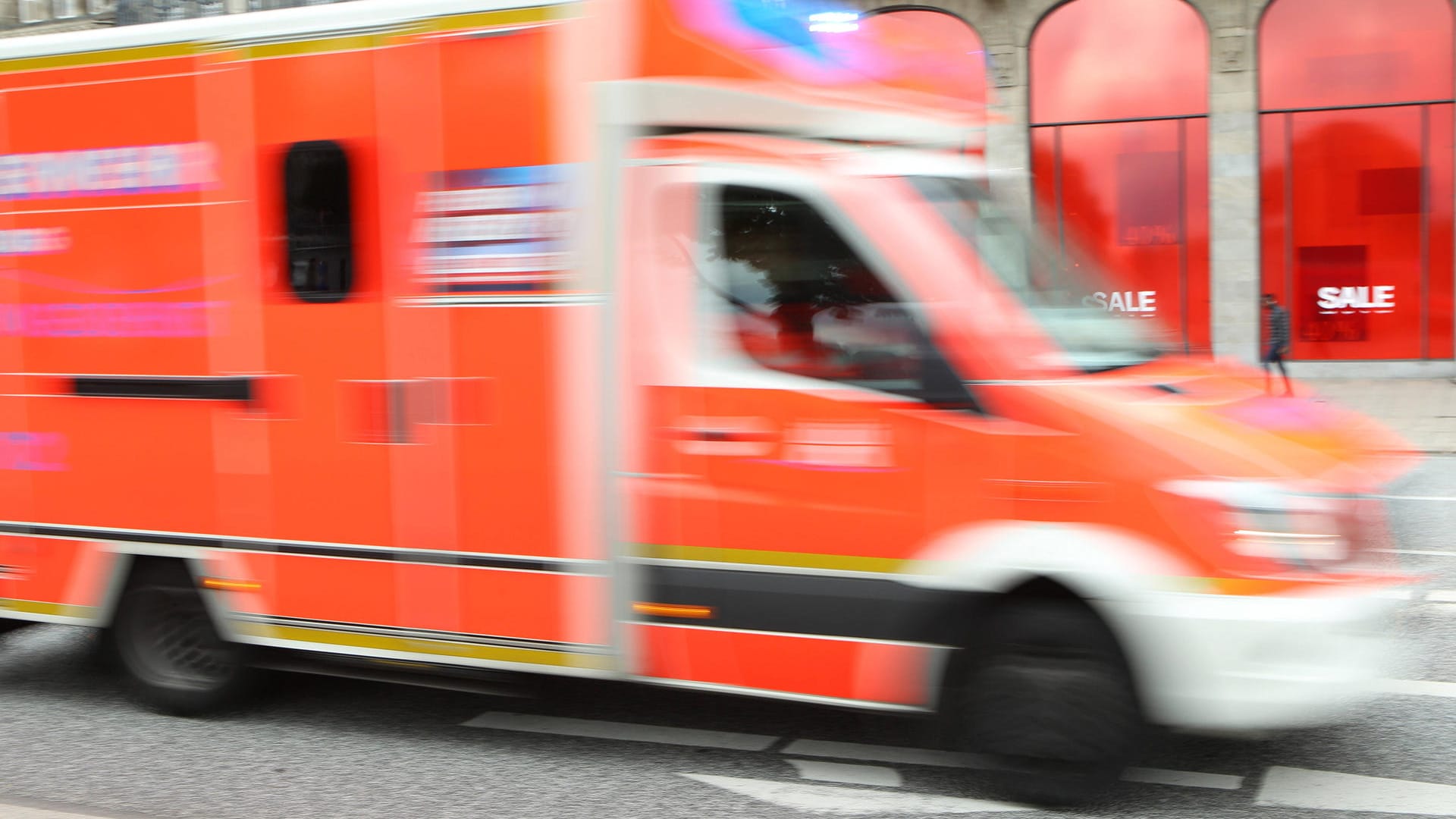Ein Rettungswagen fährt mit hoher Geschwindigkeit: In Nürnberg ist ein Mann tödlich verunglückt. Ein Rettungswagen fährt mit hoher Geschwindigkeit: In Nürnberg ist ein Mann tödlich verunglückt.