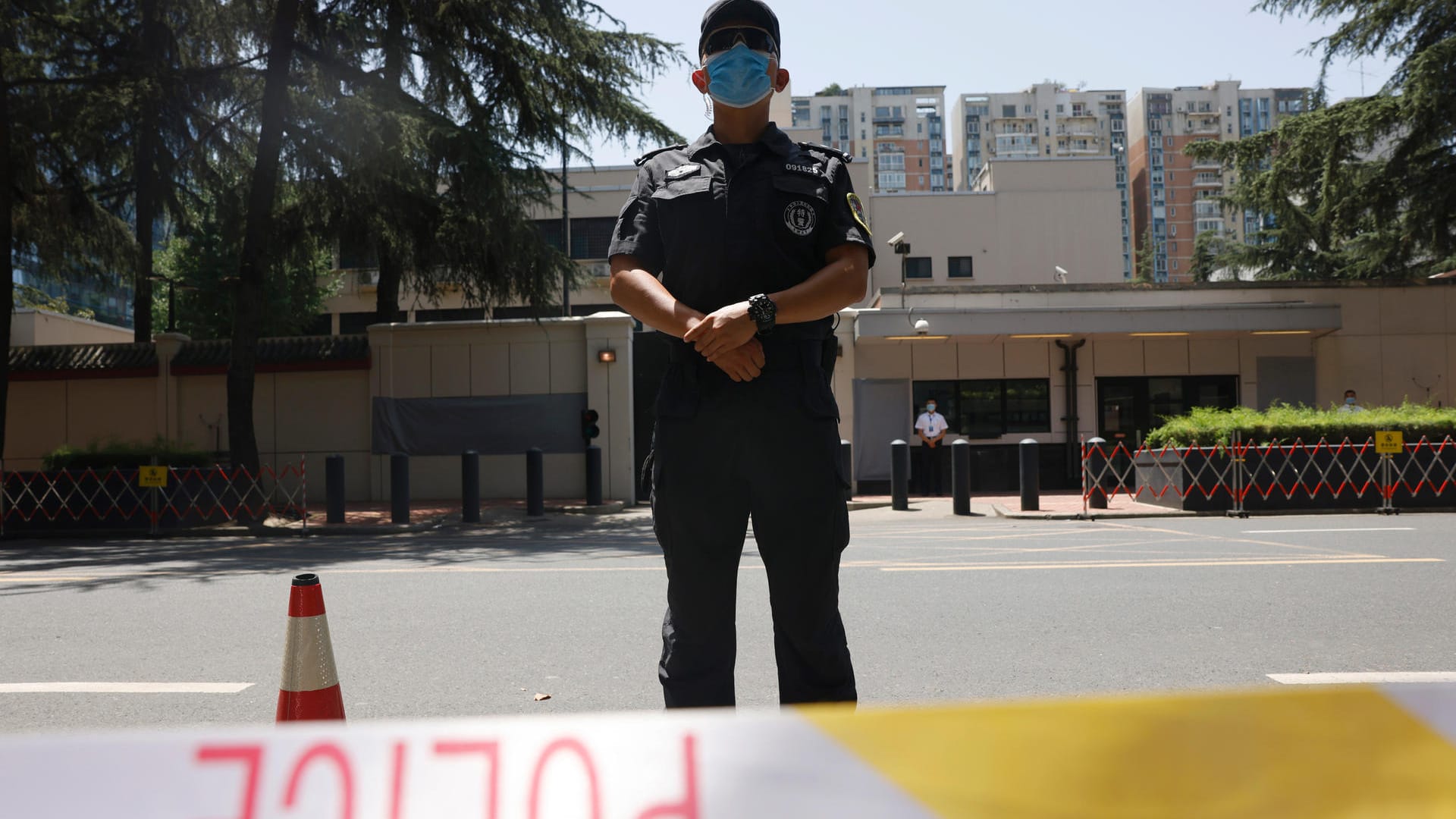 Chinesischer Polizist bewacht das ehemalige US-Konsulat in Chengdu: Jetzt haben die USA noch vier Konsulate in der Volksrepublik und eins in Hongkong. Chinesischer Polizist bewacht das ehemalige US-Konsulat in Chengdu: Jetzt haben die USA noch vier Konsulate in der Volksrepublik und eins in Hongkong.