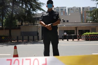 Chinesischer Polizist bewacht das ehemalige US-Konsulat in Chengdu: Jetzt haben die USA noch vier Konsulate in der Volksrepublik und eins in Hongkong.