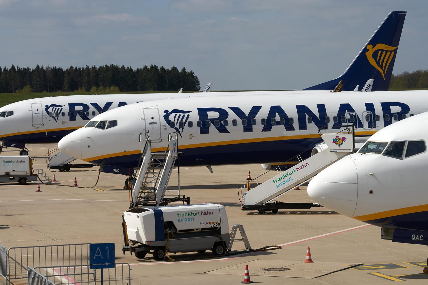 Ryanair-Maschinen am Flughafen Hahn: Der irische Billigflieger gerät wegen Corona in die Verlustzone. Ryanair-Maschinen am Flughafen Hahn: Der irische Billigflieger gerät wegen Corona in die Verlustzone.