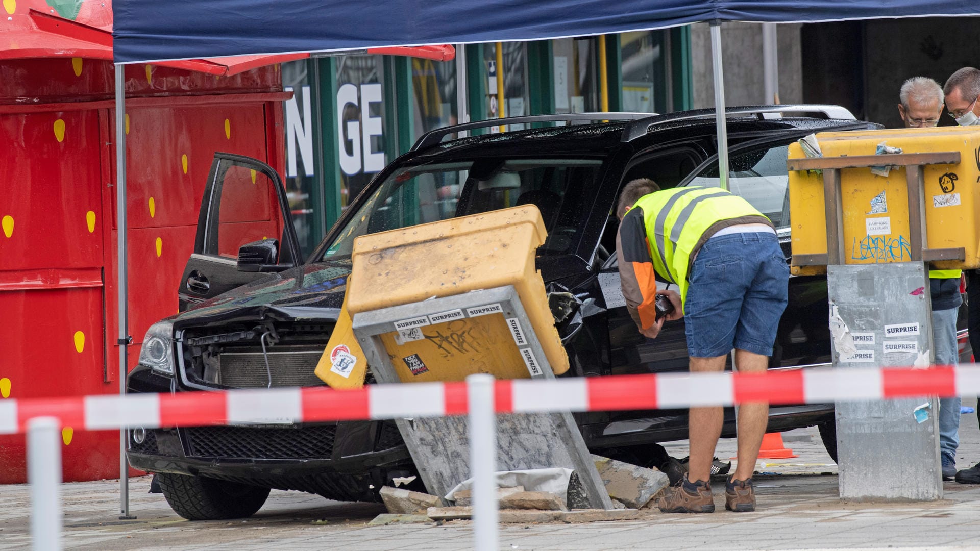 Ermittlungen am Unfallort Bahnhof Zoo: Einen terroristischen Hintergrund schließt die Polizei nach ersten Erkenntnissen aus. Ermittlungen am Unfallort Bahnhof Zoo: Einen terroristischen Hintergrund schließt die Polizei nach ersten Erkenntnissen aus.
