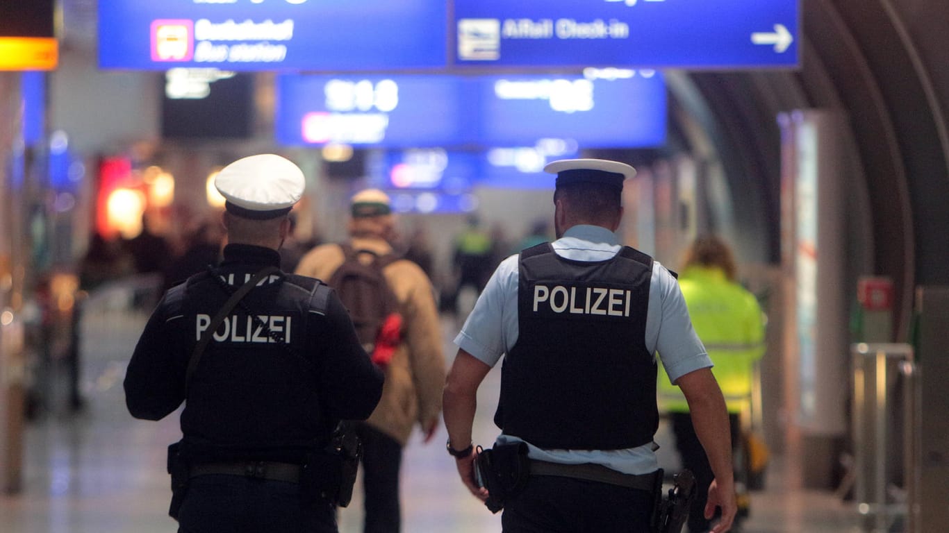 Polizisten im Frankfurter Flughafen: Die fetsgenommene Frau befindet sich inzwischen in Untersuchungshaft. (Symbolfoto)