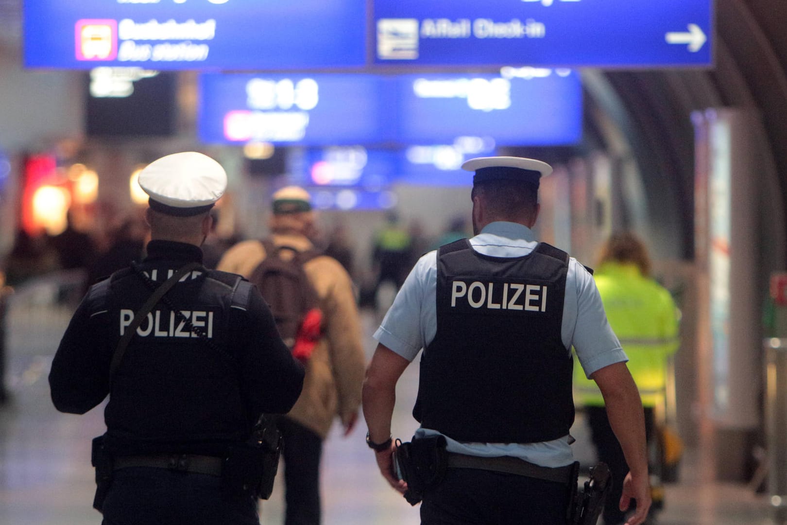 Polizisten im Frankfurter Flughafen: Die fetsgenommene Frau befindet sich inzwischen in Untersuchungshaft. (Symbolfoto)
