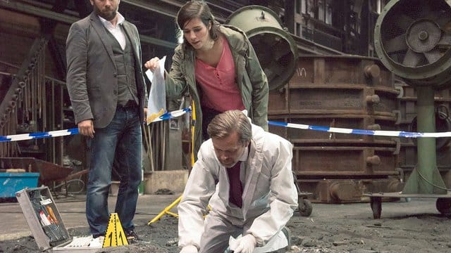 Lessing (Christian Ulmen) und Kira Dorn (Nora Tschirner) mit dem Beamten Johann Ganser (Matthias Matschke) am Fundort der Leiche.