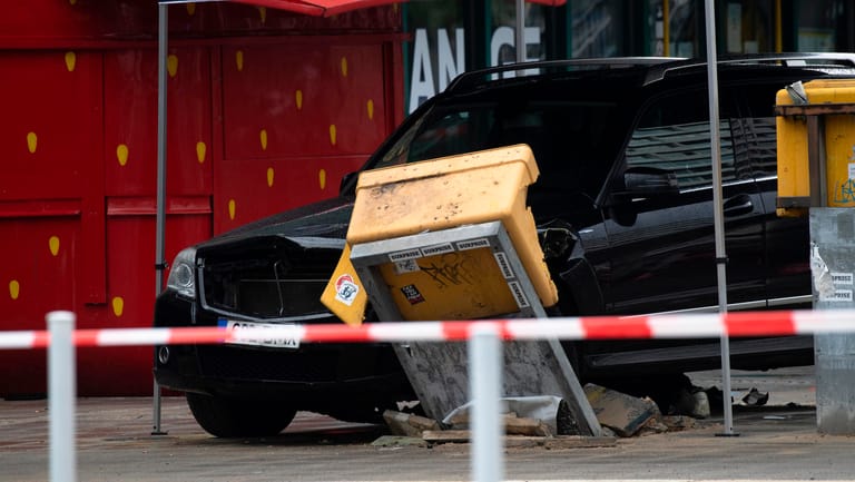 SUV-Unfall in Berlin: Offenbar hatte der Fahrer die Kontrolle über den Wagen verloren. Die Kripo ermittelt.