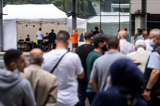Reisende stehen am Corona-Testzentrum am Flughafen Köln/Bonn an.
