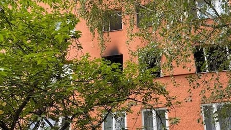 Ein Mehrfamilienhaus: In einer Wohnung hat es gebrannt.