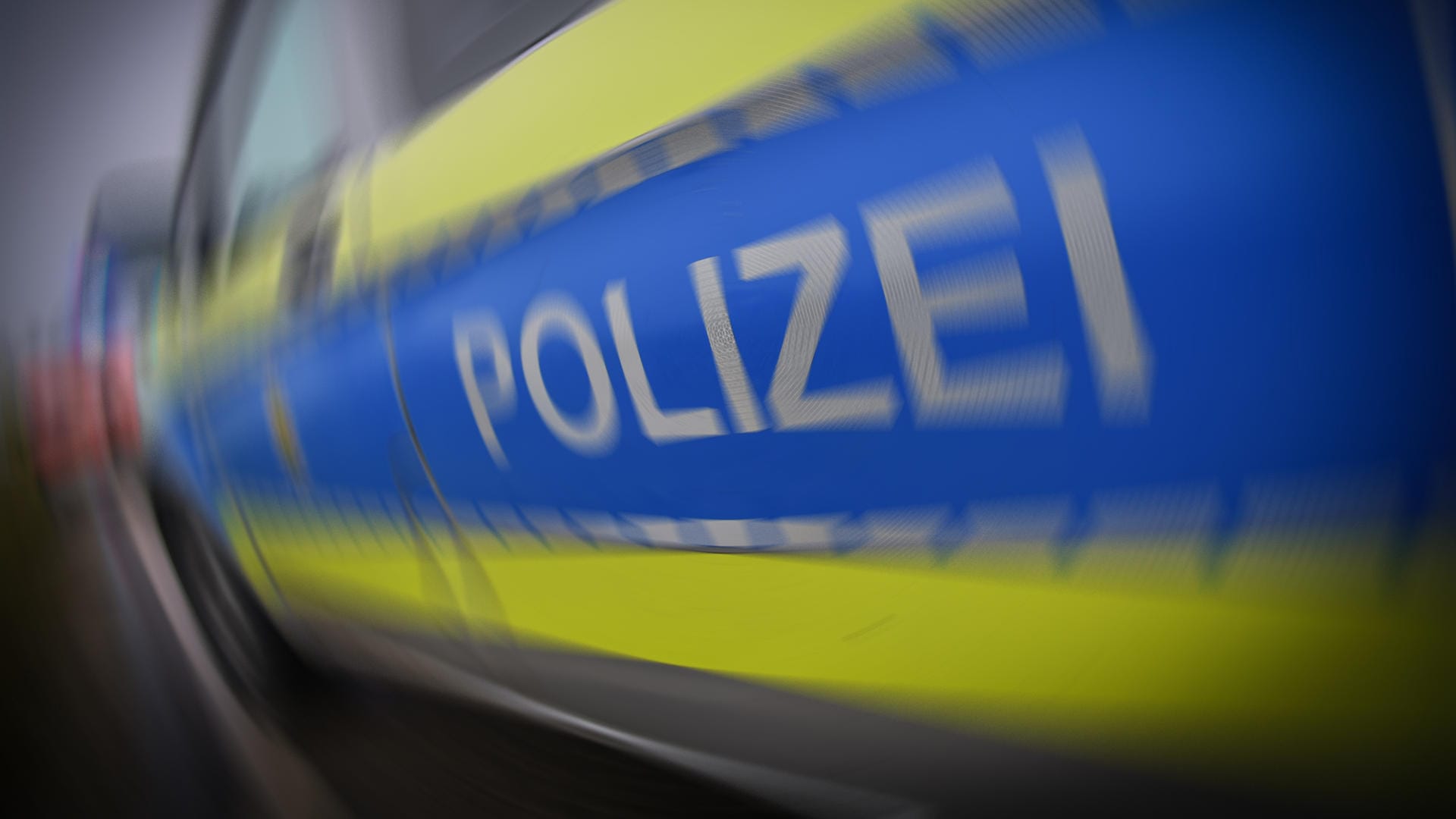 Polizeiwagen: Der in Bayern Gesuchte war zuletzt mit einem blauen Schlafanzug bekleidet. (Symbolfoto)