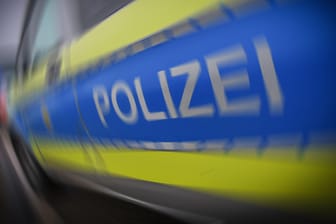 Polizeiwagen: Der in Bayern Gesuchte war zuletzt mit einem blauen Schlafanzug bekleidet. (Symbolfoto)