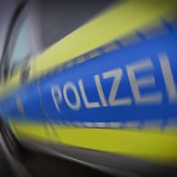 Polizeiwagen: Der in Bayern Gesuchte war zuletzt mit einem blauen Schlafanzug bekleidet. (Symbolfoto)