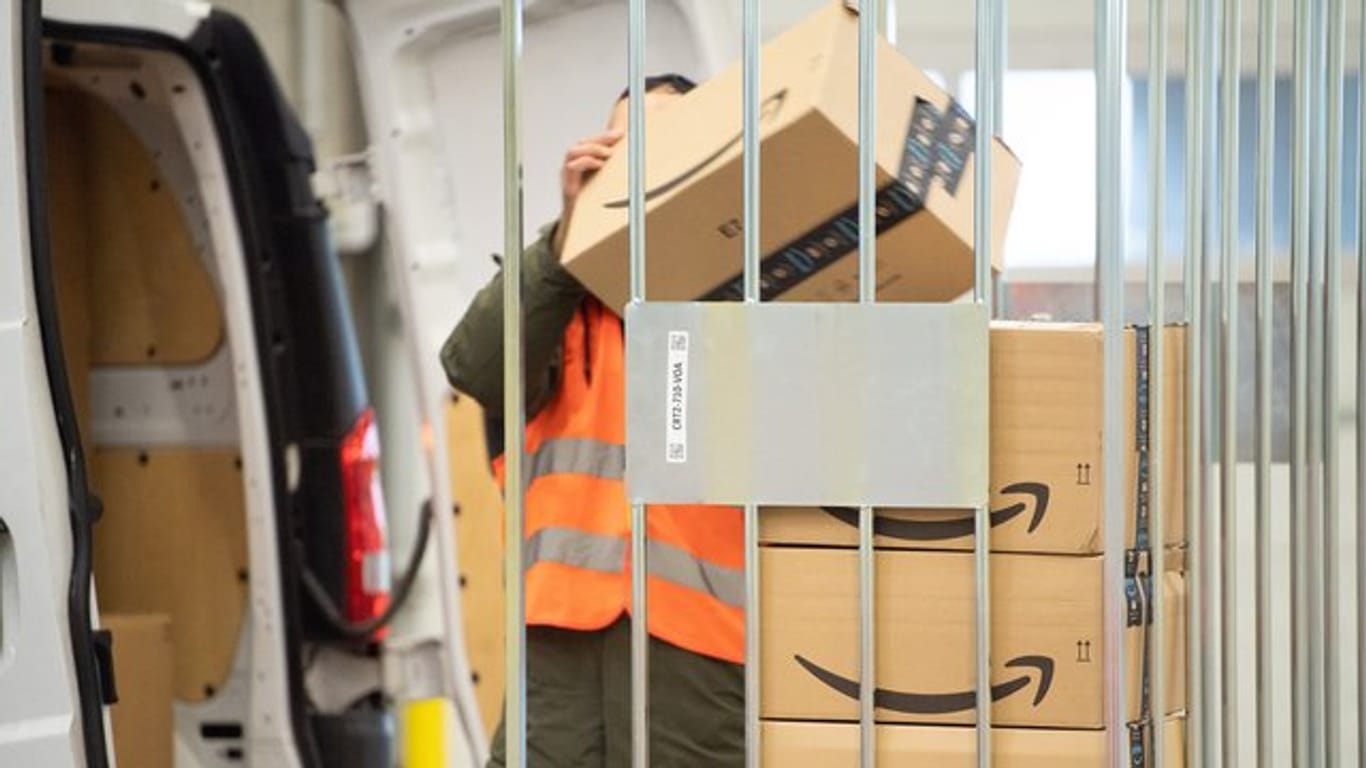 Pakete in einem Amazon-Verzeilzentrum im sächsischen Lampertswalde: Der Online-Händler verzeichnet eine erhöhte Nachfrage während der Coronavirus-Pandemie.