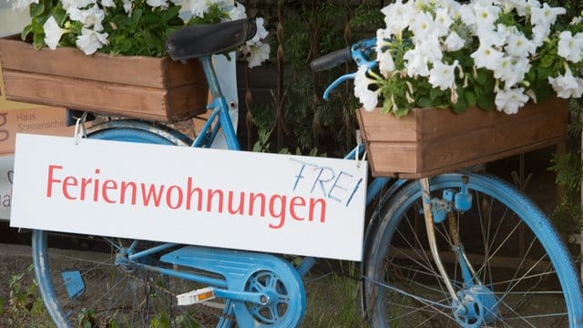 Ein Schild weist auf freie Ferienwohnungen hin