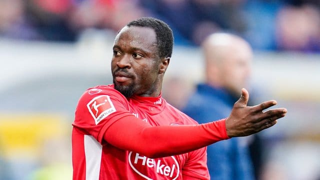 Ist vom FC Schalke vertraglich an Fortuna Düsseldorf ausgeliehen: Bernard Tekpetey gestikuliert. Ist vom FC Schalke vertraglich an Fortuna Düsseldorf ausgeliehen: Bernard Tekpetey gestikuliert.