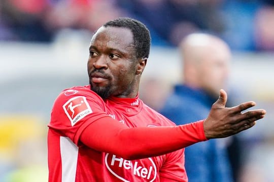 Ist vom FC Schalke vertraglich an Fortuna Düsseldorf ausgeliehen: Bernard Tekpetey gestikuliert.
