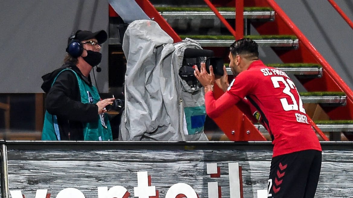 Vincenzo Grifo vom SC Freiburg blickt in eine TV-Kamera (Archivbild): Sein Team liegt in der TV-Geld-Tabelle im Mittelfeld. Vincenzo Grifo vom SC Freiburg blickt in eine TV-Kamera (Archivbild): Sein Team liegt in der TV-Geld-Tabelle im Mittelfeld.