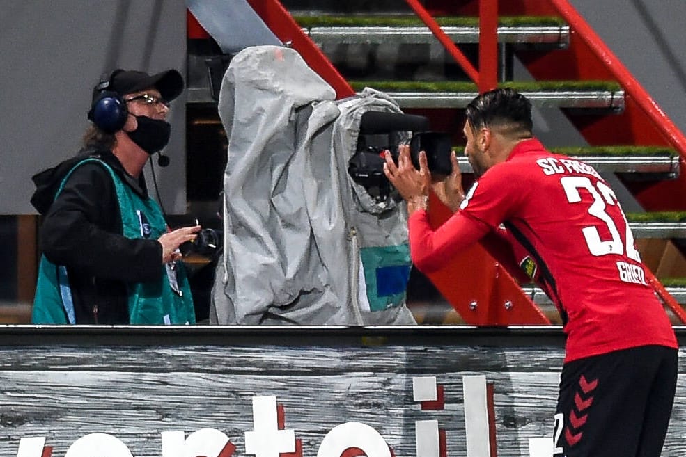 Vincenzo Grifo vom SC Freiburg blickt in eine TV-Kamera (Archivbild): Sein Team liegt in der TV-Geld-Tabelle im Mittelfeld.