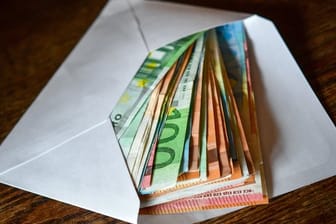 Mehr als Tausend Euro Bargeld bewahren die Menschen in Deutschland im Schnitt zu Hause oder im Bankschließfach auf.