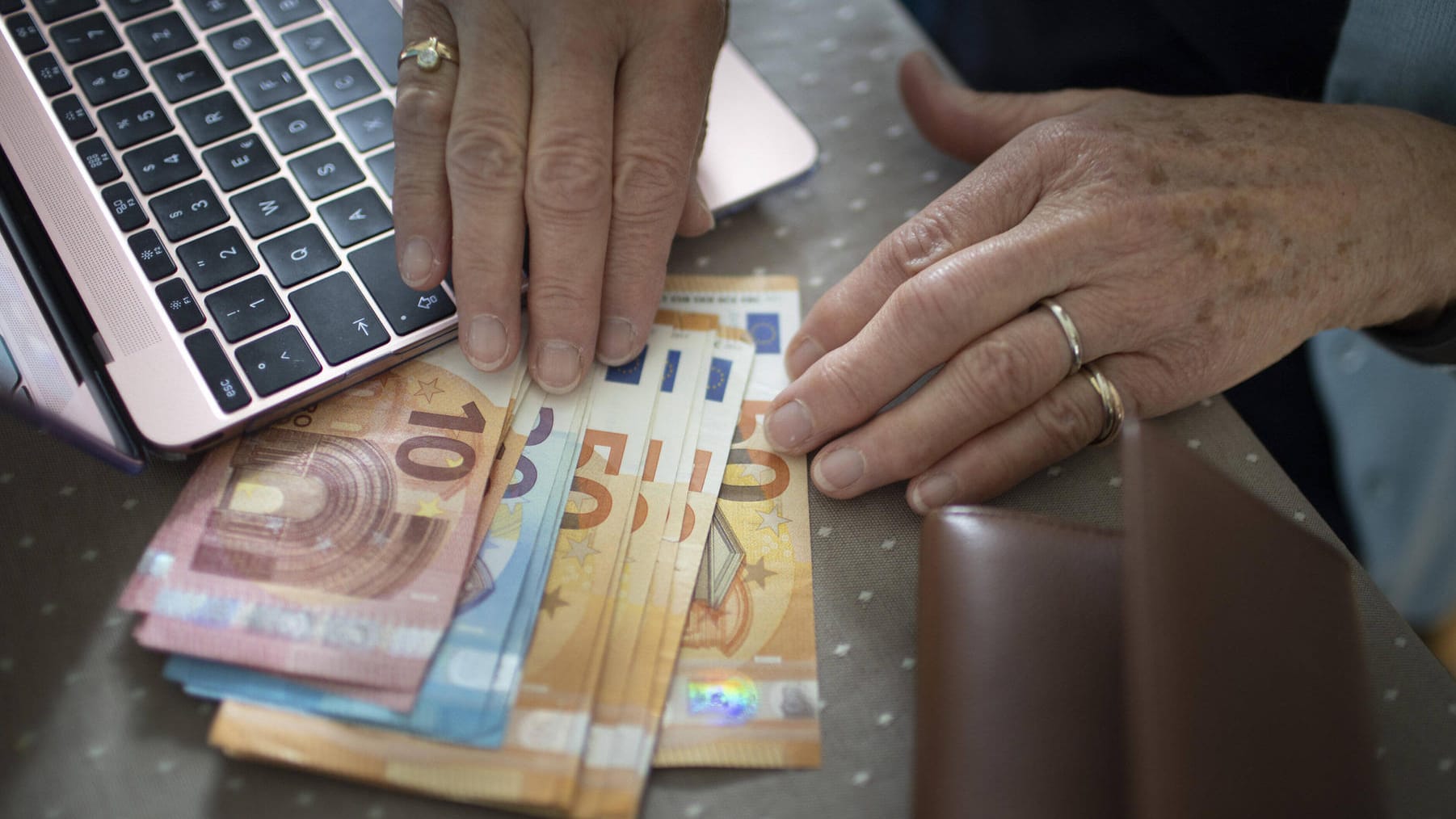 Hände mit Bargeld (Symbolbild): Jeder Deutsche hortet viel Geld zu Hause. Hände mit Bargeld (Symbolbild): Jeder Deutsche hortet viel Geld zu Hause.