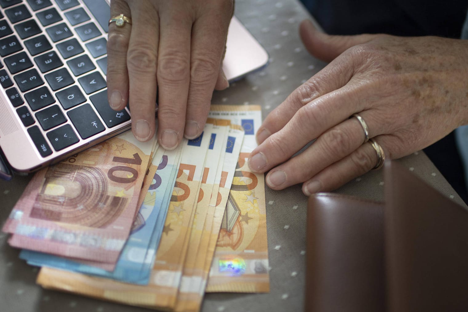 Hände mit Bargeld (Symbolbild): Jeder Deutsche hortet viel Geld zu Hause. Hände mit Bargeld (Symbolbild): Jeder Deutsche hortet viel Geld zu Hause.