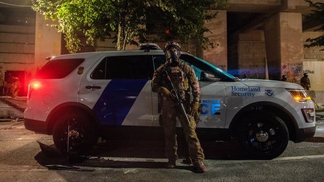 Ein US-Bundespolizist beim Einsatz während anhaltender Demonstrationen in Portland. Ein US-Bundespolizist beim Einsatz während anhaltender Demonstrationen in Portland.