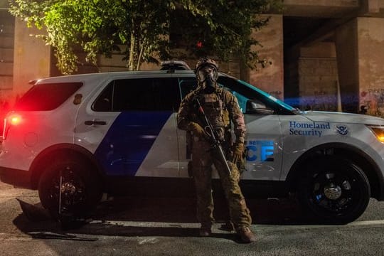 Ein US-Bundespolizist beim Einsatz während anhaltender Demonstrationen in Portland.