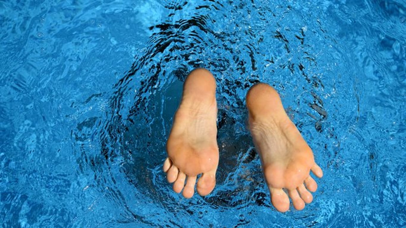 Pool: Wasser aus einem Schwimmbecken sollte auf keinen Fall im Garten entsorgt werden.