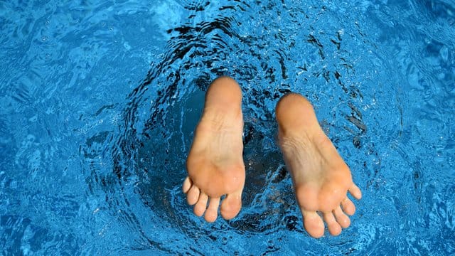 Pool: Wasser aus einem Schwimmbecken sollte auf keinen Fall im Garten entsorgt werden.