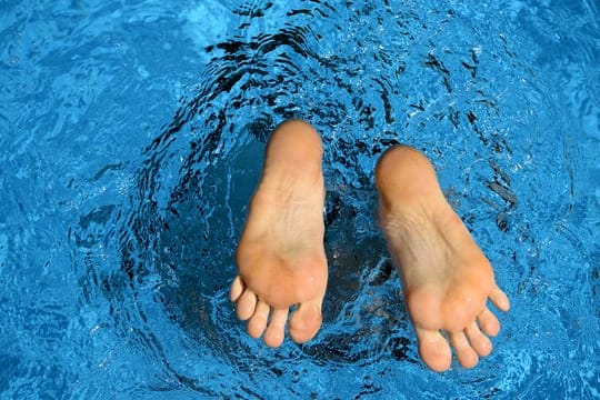 Pool: Wasser aus einem Schwimmbecken sollte auf keinen Fall im Garten entsorgt werden.